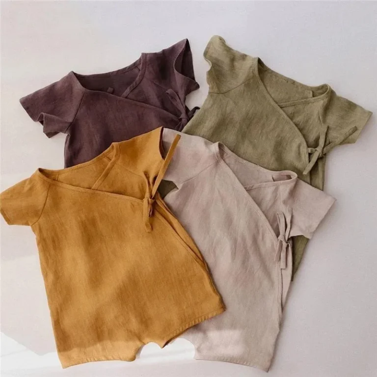 "Ensembles bébé naturels, faits main et variés de haute qualité" (Baby outfits, natural, handmade and varied of high quality)