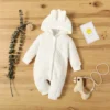 "Trois ensembles bodys bébé colorés et confortables" (Three colored and comfortable baby one-piece outfits).
