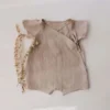 "Ensemble de vêtements pour bébé en matériaux naturels, faits main et stylés" (Set of handmade baby clothes made of natural materials and stylish).
