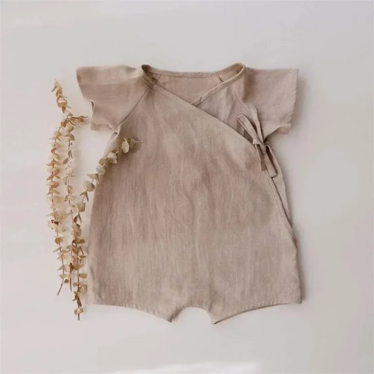 "Ensemble de vêtements pour bébé en matériaux naturels, faits main et stylés" (Set of handmade baby clothes made of natural materials and stylish).