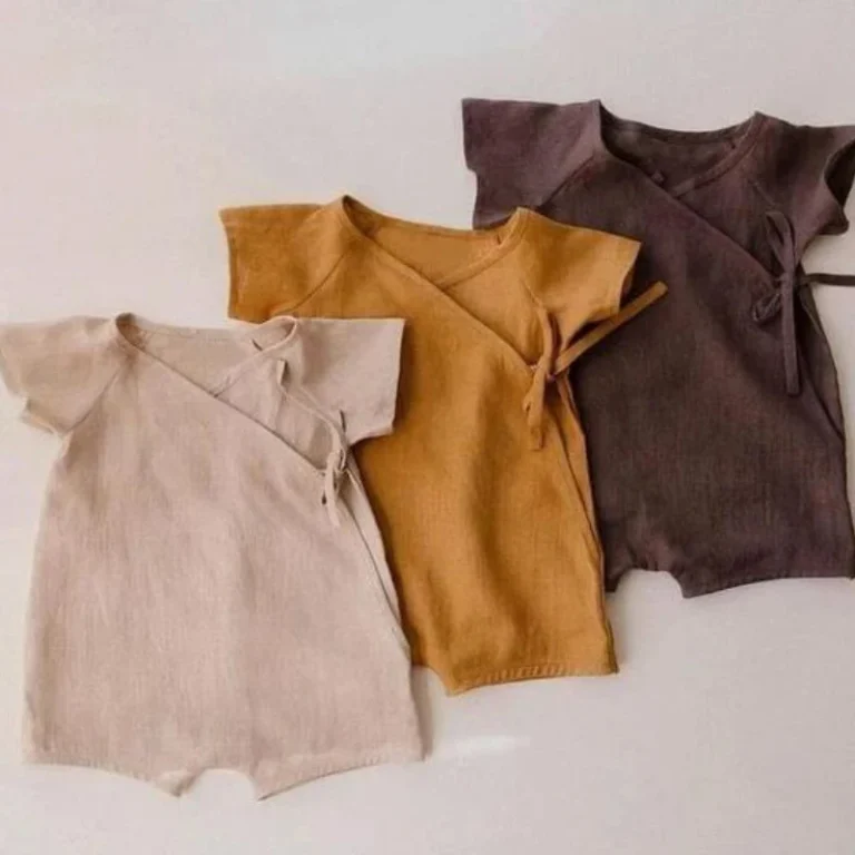 "Ensemble de vêtements bébé en matériaux naturels, faits main et stylés" (Set of handmade baby clothes made of natural materials and stylish).