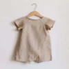 "Ensembles bébé naturels, artisanaux et stylés de haute qualité" (Baby outfits that are natural, handmade, stylish, and high quality)