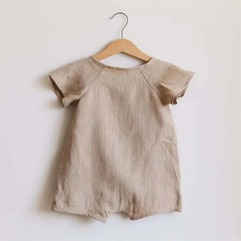 "Ensembles bébé naturels, artisanaux et stylés de haute qualité" (Baby outfits that are natural, handmade, stylish, and high quality)