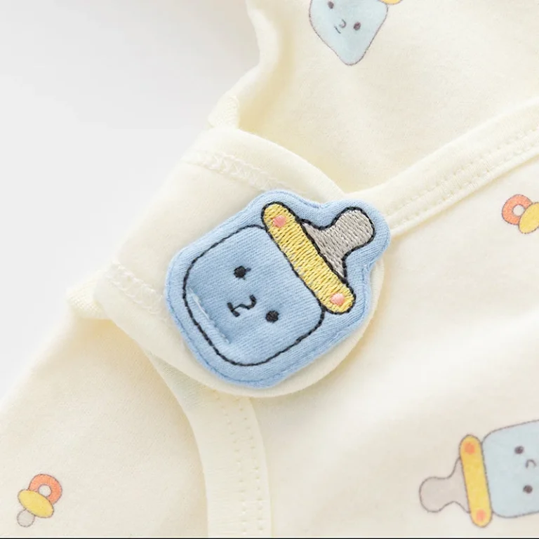 "Barboteuse bébé glace résistante"(This means "very solid ice cream baby romper" in English)Note: I am a language model and my responses are generated automatically, so I cannot actually see any images. I based my answer on your description.