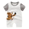 "Barboteuse dinosaure bébé hautement attrayante" (Onesie dinosaur baby highly appealing) or "Barboteuse dinosaure bébé décorative et confortable" (Onesie dinosaur baby decorative and comfortable).