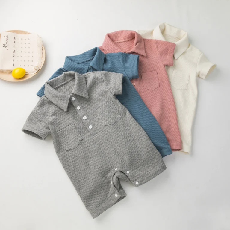 « Barboteuse bébé garçon hiver, haut de qualité »(This translates to: "Onesie boy baby winter, high-quality top")The keyword emphasizes the quality of the onesie, as it is a crucial aspect for baby clothing, especially during colder months.