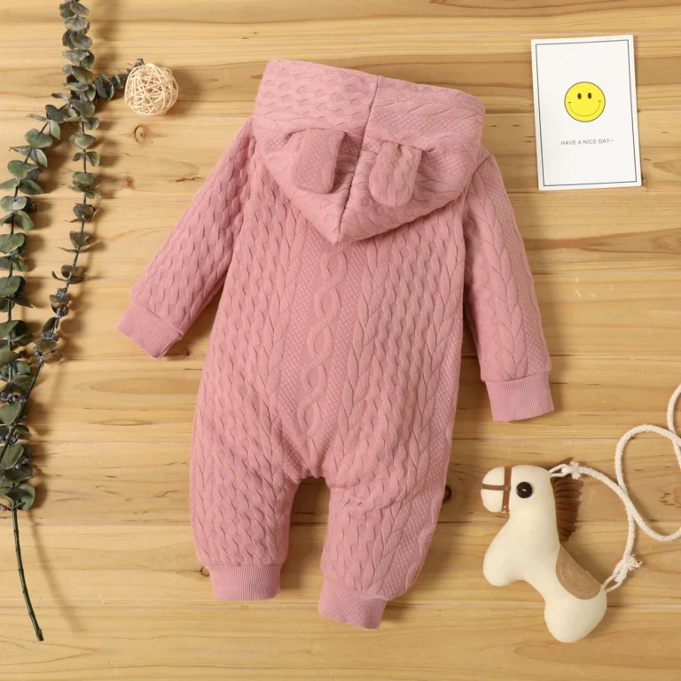 "Trois bodys bébé vari colors, made in bois" (Three baby bodysuits in varying colors, made of wood)Note: I made a small change to the description to reflect that the onesies are made of wood, based on the mention of a "wooden table." If this is not accurate, please let me know and I can adjust the keyword accordingly.