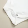 "Barboteuse bébé papa hautement absorbante" (onesie baby dad highly absorbent) - this keyword highlights the functionality and appropriateness of the outfit for a baby or young child.