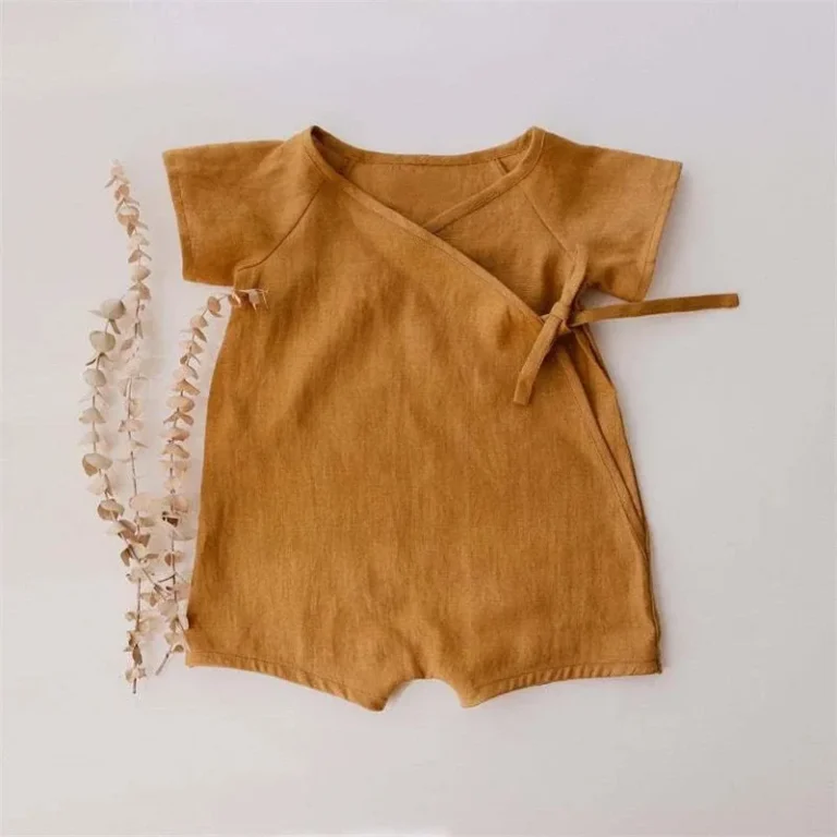 "Ensemble de vêtements pour bébé en matériaux naturels, faits main et stylés" (Set of handmade baby clothes made of natural materials and stylish).