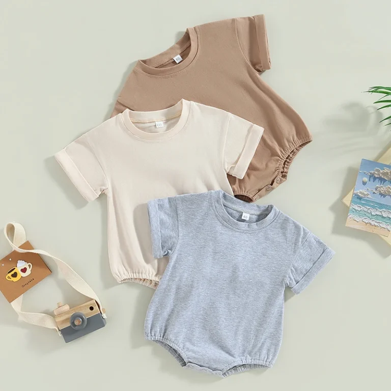 "Romper tan infant, confortable et adapté aux activités en extérieur" (Tan infant romper, comfortable and suitable for outdoor activities).