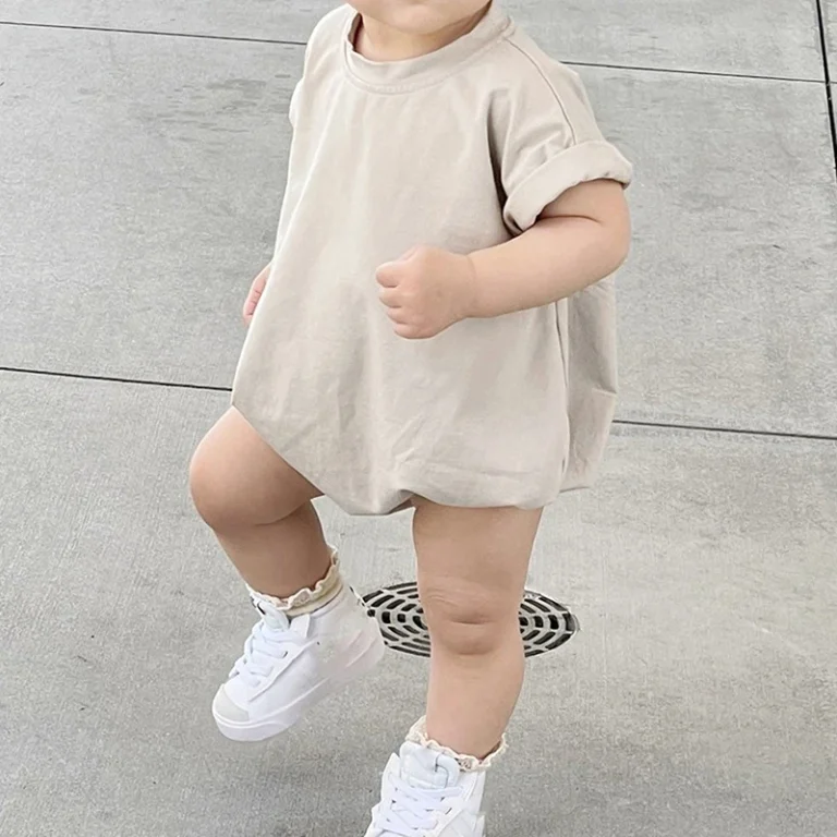 "Romper bébé de qualité, idéal pour l'extérieur" (One-piece baby romper of good quality, ideal for outdoors)