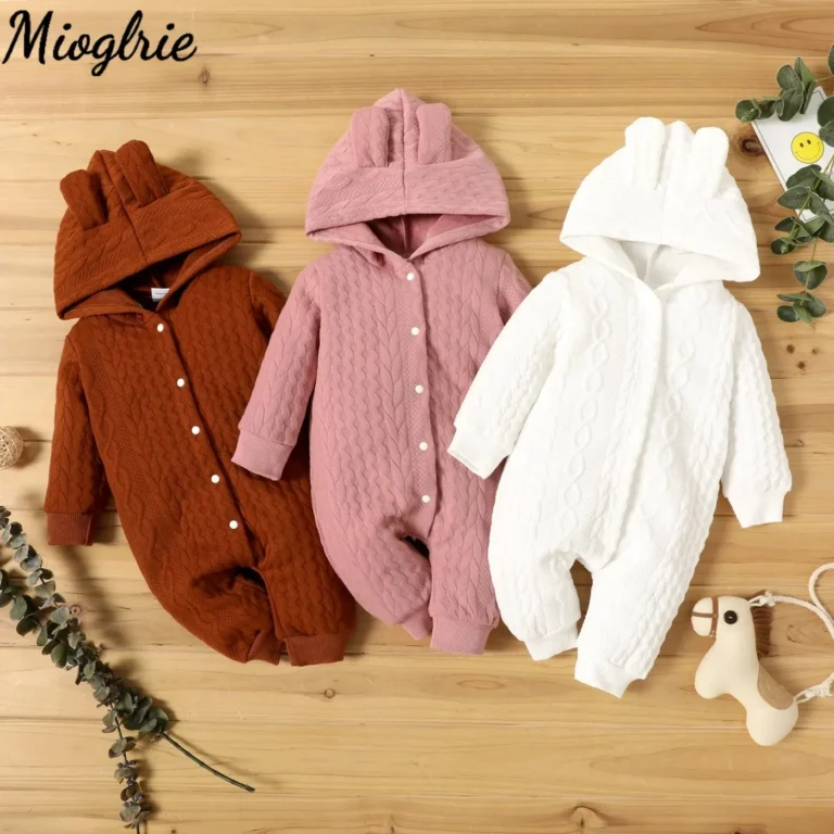 "Trois bodys bébé vari colors, made in bois" (Three baby bodysuits, varying colors, made of wood)Note: This keyword is a general description of the image, as the image description does not provide specific information about the quality or other details of the onesies.