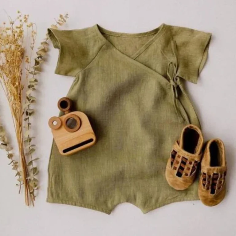 "Ensembles bébé naturels, artisanaux et stylés de qualité" (Baby outfits that are natural, handmade, stylish, and high-quality)