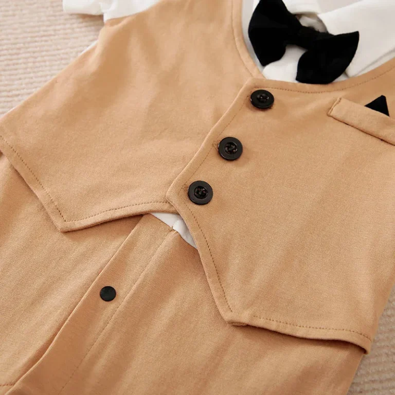 "Ensemble vêtements bébé garçon de qualité, comprenant costumes, chemises et cravates."
